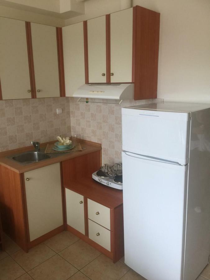 Studio By The Train Station Лариса Екстериор снимка